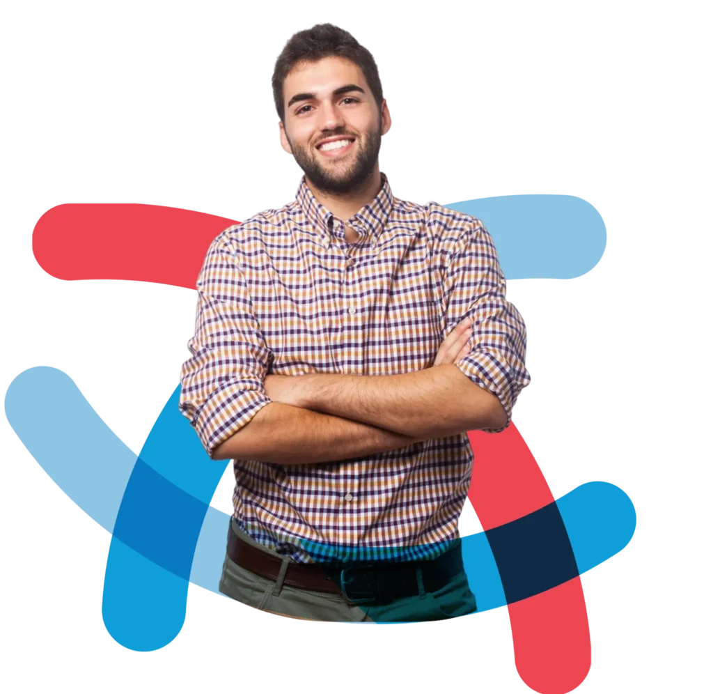 Hombre joven sonriente con barba, brazos cruzados y vistiendo una camisa a cuadros, sobre un fondo transparente con formas abstractas en azul y rojo. Representa una imagen profesional y amigable, adecuada para un sitio web corporativo o profesional.